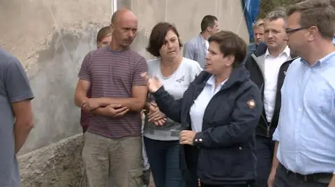 Premier oglądała zniszczenia po burzach