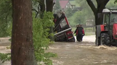 Woda porwała wóz strażacki. Dzieci ewakuowane. Zamknięte przejście