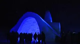 29.12| Lodowa świątynia stanęła w Niemczech. W niewielkiej miejscowości Mitterfirmiansreut niedaleko granicy z Czechami powstał kościół wyrzeźbiony w lodzie. Dziewiętnastometrowa budowla zwieńczona wieżą została otwarta wczoraj wieczorem. Budynek może pomieścić ponad setkę wiernych. (APTN)