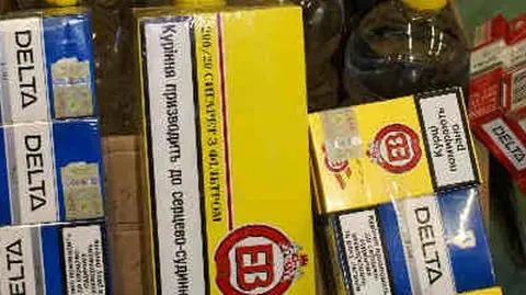 W jajkach ukrywał alkohol i papierosy