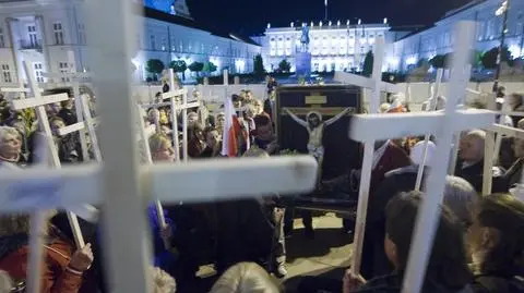 Krzyże przed Pałacem