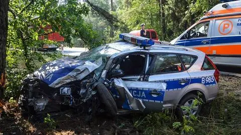 Radiowóz wypadł z drogi i z impetem uderzył w drzewo. Ranna policjantka