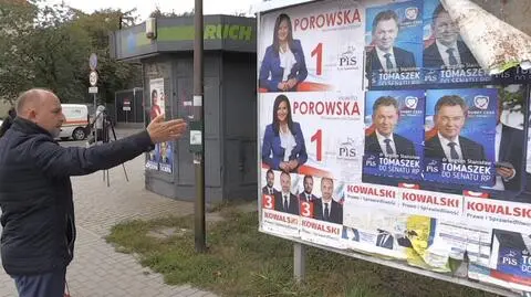 Węgrzyn pokazuje tablicę, na której jego syn chciał przykleić plakat
