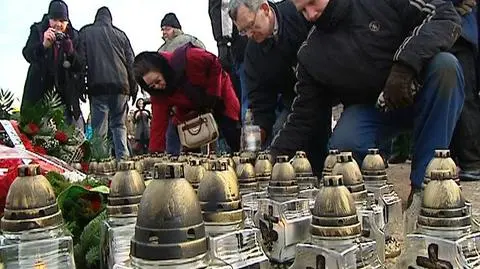 Kwiaty i znicze przed Pomnikiem Poległych Stoczniowców