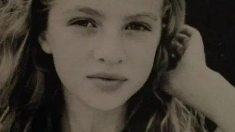 Ma 11 lat, jest modelką. Nazywa się Gallagher