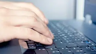 Zakupy przez internet najczęściej robimy w pracy