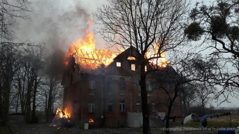 Płonący dach. Mieszkańcy w porę uciekli
