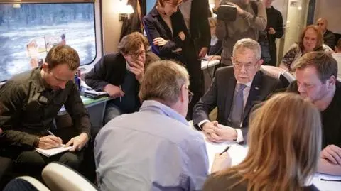 Prezydent Austrii przyjechał pociągiem na COP24. Siedział w warsie