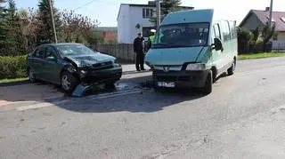 Samochód osobowy zderzył się z busem