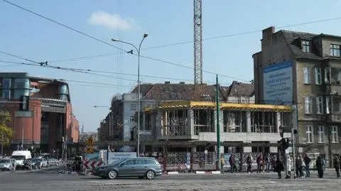 Drogowy absurd w Poznaniu. Nie poszerzą chodnika, bo "jest na to za wcześnie"