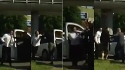 Krzyki, szarpanie, w końcu ciosy. Środek skrzyżowania jak ring