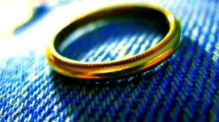 Według policjantki saper miał zabrać pierścionek ze zbiorowej mogiły