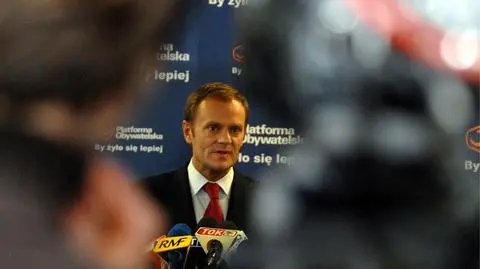 Donald Tusk twierdzi, że dysponuje raportem stawiającym w złym świetle ludzi z PiS