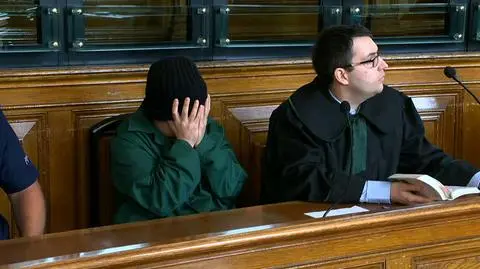 Pojawił się na sali, cały czas zakrywał twarz 