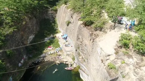 Trening grotołazów w malowniczym kamieniołomie