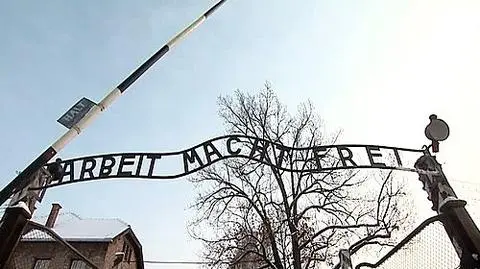 "Arbeit macht frei" - Szwedzi mają pomóc