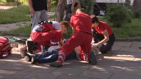 Starszy mężczyzna nieprzytomny padł na ulicy