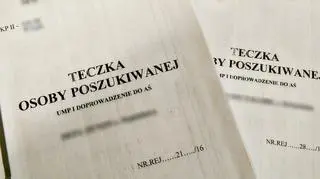 Teczka z aktami poszukiwanego liczy kilkaset stron