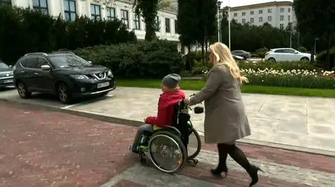 Protest w Sejmie. Niepełnosprawni wyszli na spacer