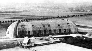 Hangar wybudowała w 1913 r. firma Arthura Muellera