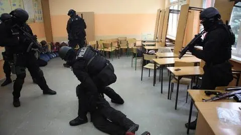 Policjanci w szkole odbijali zakładników
