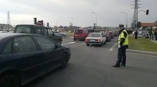 Policja kieruje ruchem przy cmentarzu Łostowice