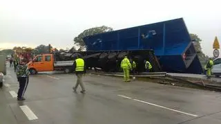 Tir przewożący element konstrukcyjny, przewrócił się na A4
