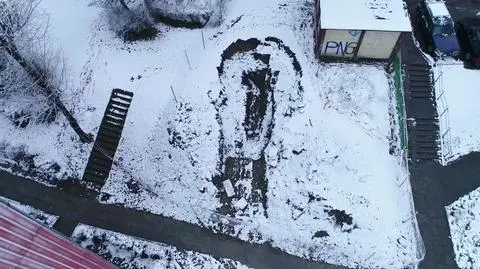 Zapadła się ziemia na osiedlu. Wielka dziura kilka metrów od bloków