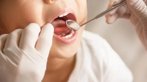 Do szkół mieli wrócić lekarze i dentyści [Materiał "Czarno na białym" TVN24]