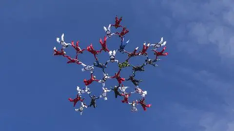 Próba pobicia rekordu Polski. 100 skoczków w jednej formacji