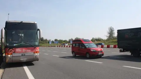 Jechał na wstecznym autostradą, wiózł 43 pasażerów