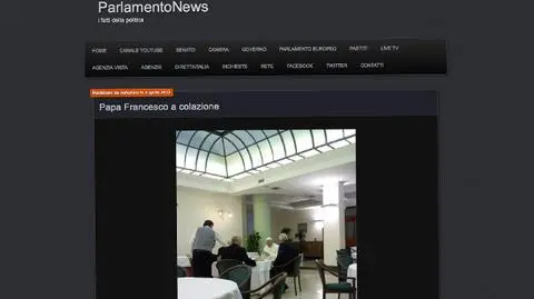 Papież przy śniadaniu z tabletem. To zdjęcie robi furorę w internecie