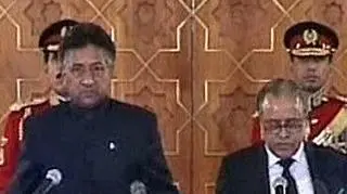 Prezydent Pakistanu, Pervez Musharraf, został zaprzysiężony na drugą kadencję, tym razem jako cywil. Wczoraj bowiem, zgodnie z obietnicą, ustąpił ze stanowiska szefa armii - był to konstytucyjny wymóg, z którego spełnieniem prezydent długo się ociągał.