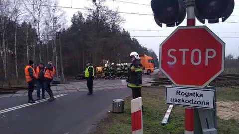Zbąszyń. Zderzenie ciężarówki z pociągiem relacji Berlin-Warszawa na przejeździe kolejowym