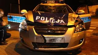 Kierujący motorem oraz dwoje patrolujących funkcjonariuszy zostali przewiezieni do olkuskiego szpitala