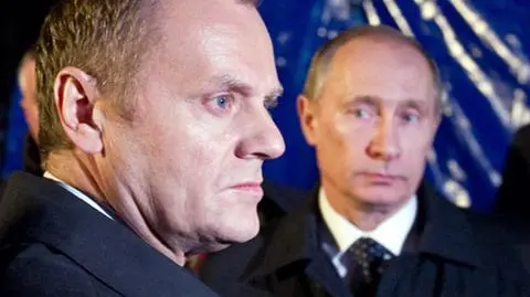 Te zdjęcia premierów Polski i Rosji na miejscu katastrofy obiegły cały świat (TVN24, fot.PAP)