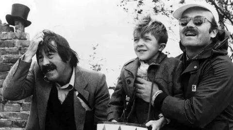 Guenter Grass na planie zdjęciowym "Blaszanego bębenka" z reżyserem Volkerem Schloendorffem i aktorem Davidem Bennentem w 1979 roku