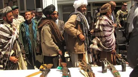 Na nagraniu z 2001 r. talibowie walczą z Amerykanami w prowincji Nangarhar