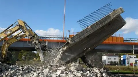 Wiadukt w gruzach. Ustępuje miejsca nowemu