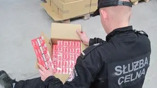 Podlascy celnicy zatrzymali przy granicy ciężarówkę z nielegalnymi papierosami