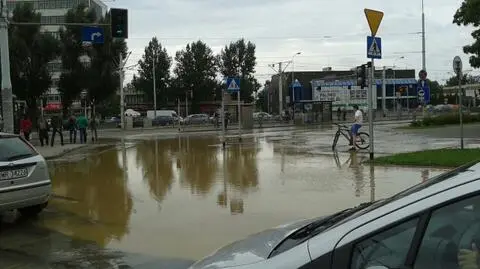 Awaria wodociągu, zalane skrzyżowanie. 
"Można było temu zapobiec"