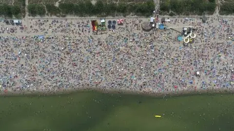 Polskie plaże na wybrzeżu pełne parawanów