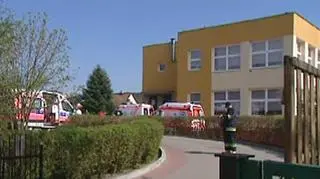 27.04. | 40 dzieci i dziewięcioro dorosłych z przedszkola w Pustkach Cisowskich w Gdyni trafiło do szpitali z objawami zatrucia. Na razie nie wiadomo, jaka jest przyczyna zatrucia, choć zatrucie tlenkiem węgla wykluczyła straż pożarna. Brane są pod uwagę dwie inne hipotezy - zatrucie pokarmowe albo wirus. Dzieci i dorośli trafili do szpitali w Gdańsku, Gdyni i Wejherowie. W przedszkolu prowadzona była niedawno kontrola Sanepidu, ale nic nie wykazała.(TVN24)