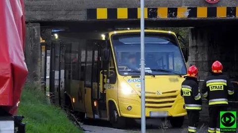 Mikrobus zaklinował się pod wiaduktem
