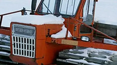 Operator wpadł pod ratrak. Jest ciężko ranny