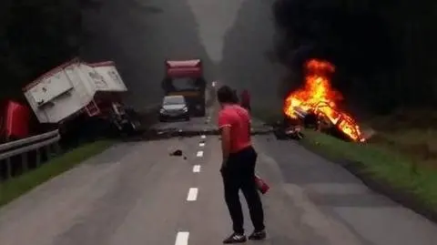 Czołowe zderzenie z ciężarówką i pożar. Jedna osoba zginęła