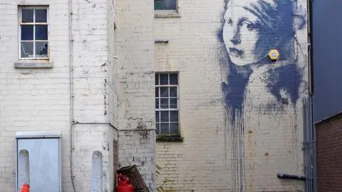 Mural Banksy'ego oblany farbą