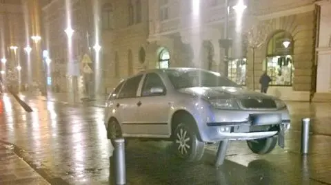 Kierowcy wjeżdżają na słupki w centrum Łodzi