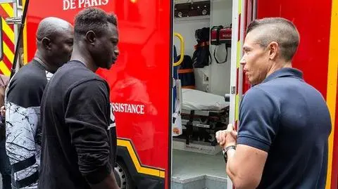 Mamoudou Gassama - "spiderman z Paryża" - został strażakiem