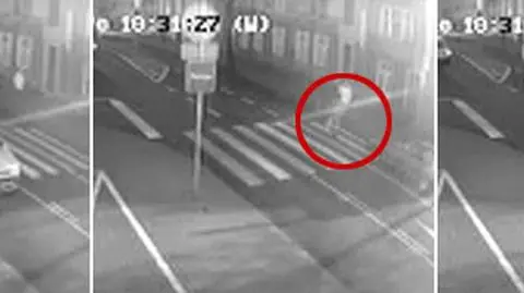 Senior za kierownicą "zmiótł" kobietę z przejścia dla pieszych